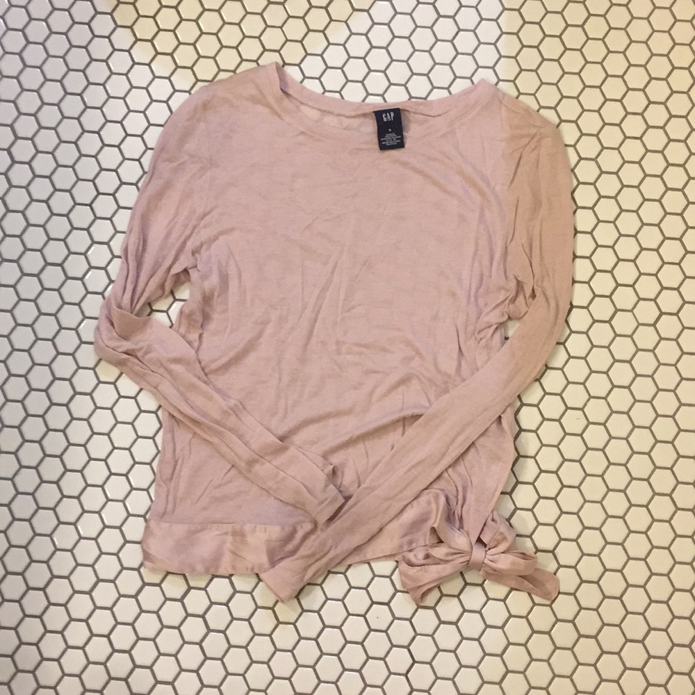 Small light pink shirt with cute bow design